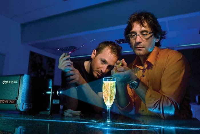 Исследователи изучают циркуляцию шампанского в бокале посредством лазерной томографии.Фото: Hubert Raguet / Physics World 