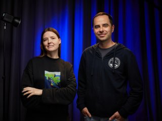 Корреспондент портала «Научная Россия» Янина Хужина и метеоролог Максим Червяков. Фото: Елена Либрик / «Научная Россия»