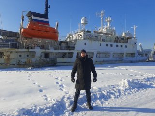 «С возвращением!» – Д.А. Кулешов у научно-исследовательского судна «Академик Николай Страхов» 3 февраля 2026 года (по прибытии в порт г. Калининград)