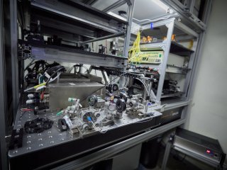 На фотонах и нейтральных атомах: журналистам показали квантовые вычислители МГУ. Фото: Елена Либрик / «Научная Россия»