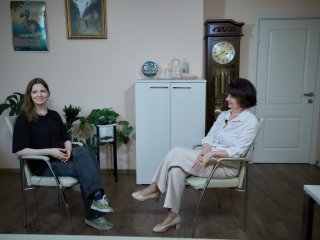 Корреспондент портала  «Научная Россия» Янина Хужина и биолог Елена Ильина. Фото: Елена Либрик / «Научная Россия»