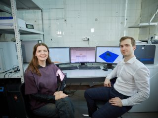 Корреспондент портала «Научная Россия» Янина Хужина и химик Леонид Куликов. Фото: Елена Либрик / «Научная Россия»