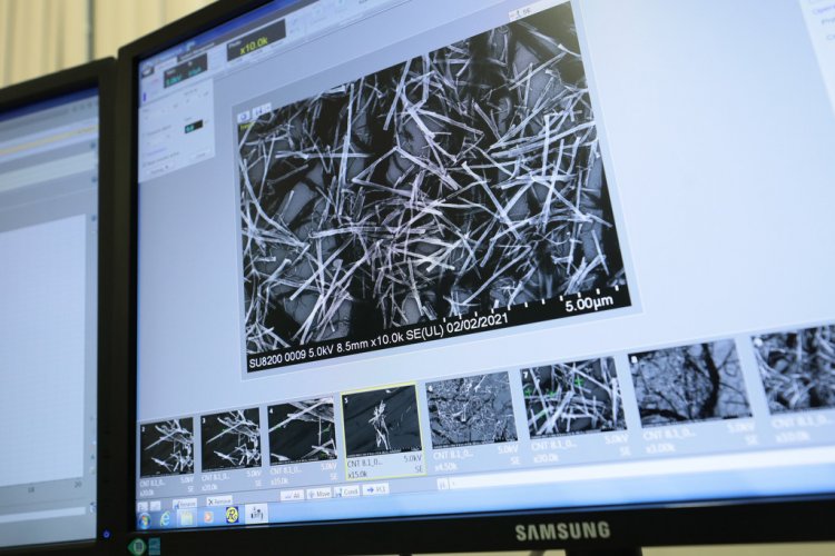 Сканирующий электронный микроскоп позволяет рассматривать наноструктуры с разрешением в 1 нм, что востребовано в передовых исследованиях  физиков, геологов, медбиологов и химиков