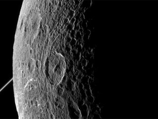 «Кассини» снял Диону, спутник Сатурна, с высоты всего 77 км