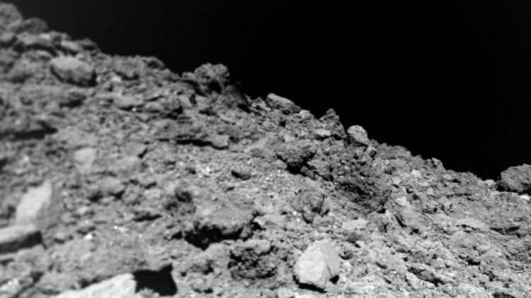 Астероид Рюгу имеет удивительно мало пыли на своей поверхности