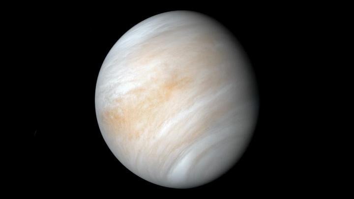 День на Венере длится примерно 243 земных дня