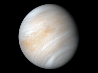 День на Венере длится примерно 243 земных дня