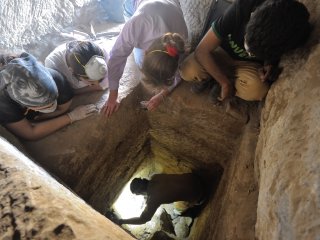 Работа археологов ИВ РАН в Египте: вскрытие заклада в погребальную камеру.