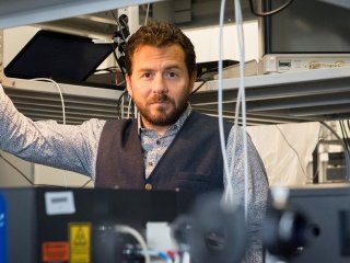 Ученые создали гигантские квантовые вихри в гибридной системе свет-материя