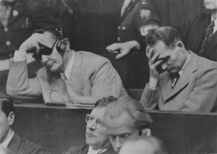 Ближайший соратник Гитлера Герман Геринг и рейхсминистр Рудольф Гесс на Нюрнбергском процессе. Источник фото: AP