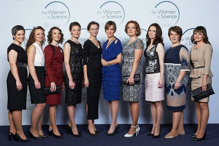 Лауреаты премии L’Oréal-UNESCO Для Женщин в Науке за 2013 год. Первая справа: Александра Дубровина. Источник фото: forsmi.ru