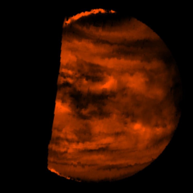 Изображение атмосферы Венеры в ближней инфракрасной области (2,3 мкм), полученное зондом Galileo. Источник фото: NASA/JPL, Общественное достояние, WikiMedia
