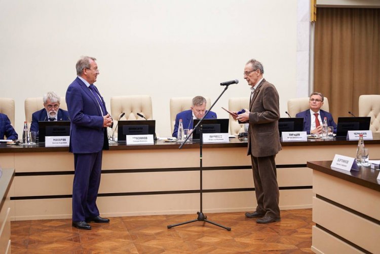 Геннадий Красников вручает награду академику Евгению Александрову