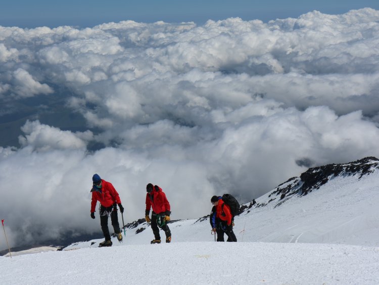 Альпинисты покоряют Эльбрус