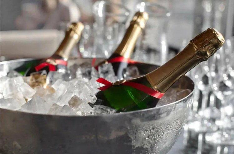 «Взрывного» открытия шампанского можно избежать — достаточно охладить напиток перед открытием.Фото: Demkat / фотобанк Shutterstock