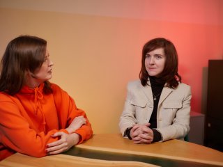 Корреспондент портала «Научная Россия» Янина Хужина и профессор Сколтеха Екатерина Храмеева. Фото: Елена Либрик / «Научная Россия»