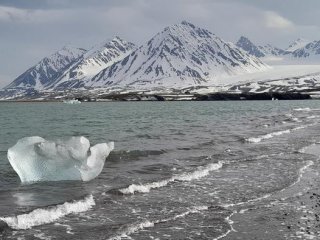 Глобальное потепление может ослабить способность арктических фьордов накапливать углерод. Это залив Кингс-Бей на Шпицбергене. Фото: Till Bruckner / UiT
