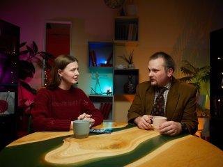 Корреспондент портала «Научная Россия» Янина Хужина и физик Антон Шейкин. Фото: Елена Либрик / «Научная Россия»