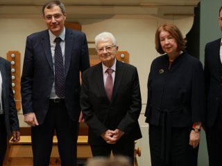 Лауреатов премии OGANESSON–2025 наградили в зале Микеланджело Пушкинского музея. Фото: Николай Малахин / Научная Россия