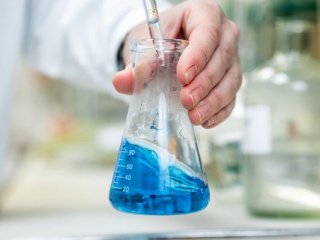 Проба питьевой воды для оценки санитарно-химических показателей. Автор и источник фото: пресс-служба ПНИПУ