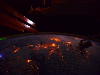 Гроза + полярное сияние = поразительное фото с МКС