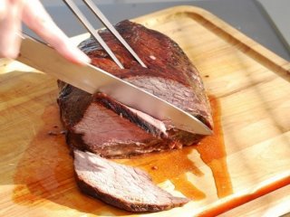 Наличием речи человек обязан умению резать мясо