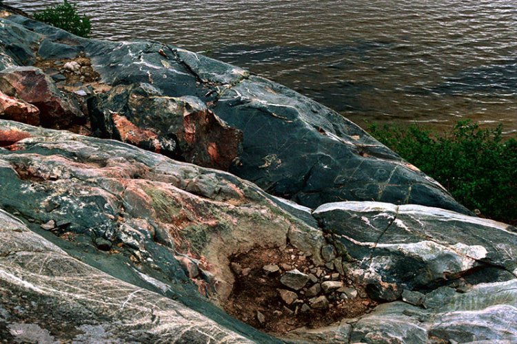 Самые древние породы Земли, вероятно, образованы в результате падения метеорита