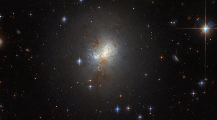 «Хаббл» сфотографировал крошечную галактику с «большим сердцем»