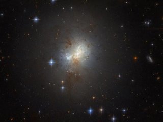 «Хаббл» сфотографировал крошечную галактику с «большим сердцем»