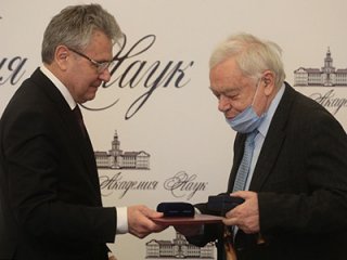 Президент РАН А. Сергеев наградил ученых золотыми медалями