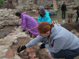Раскопки на руинах церкви Благовещения на Рюриковом городище в В.Новгороде