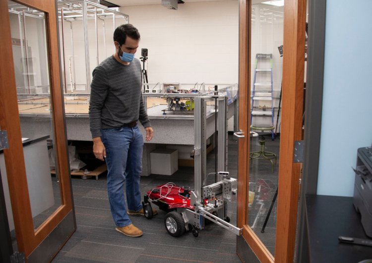 Инженеры научили робота самостоятельно открывать дверь 