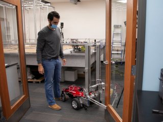 Инженеры научили робота самостоятельно открывать дверь 