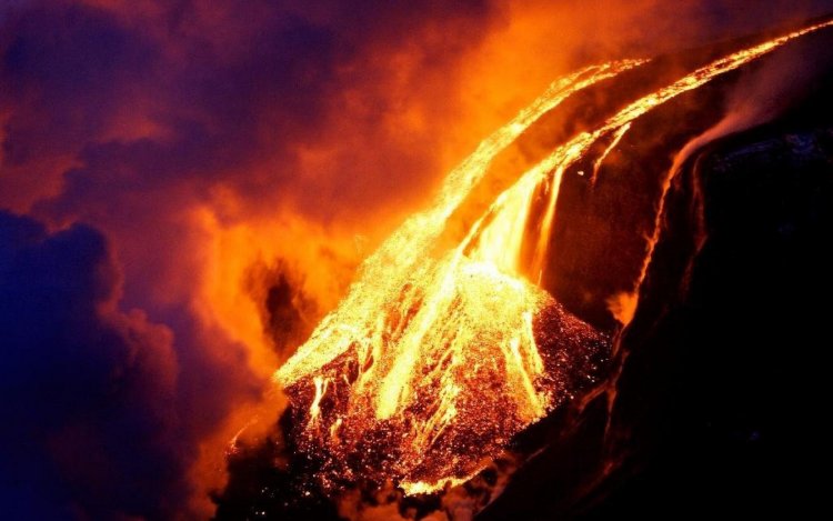 Лава. Источник: https://pibig.info/97950-izvergajuschijsja-vulkan-lava.html