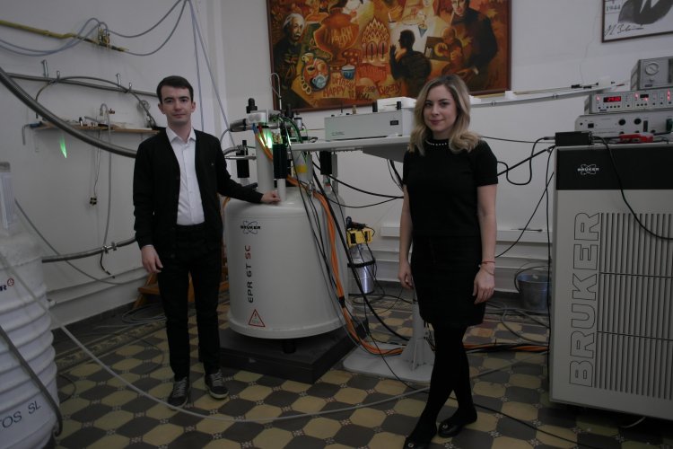 Молодые ученые-физики Фадис Мурзаханов и Маргарита Садовникова работают на ЭПР-спектрометре. Автор фото — Марат Гафуров