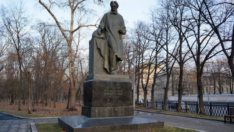 Памятник Нилу Филатову, другу детей. Источник иллюстрации: progulyaemsya.ru