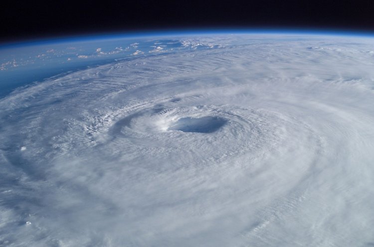 Ураган Изабель 2003 года, фотография с МКС — можно чётко увидеть характерные для тропических циклонов глаз, стену глаза и окружающие дождевые полосы
