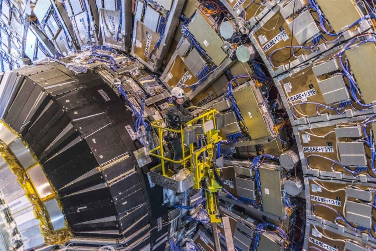 Адронный коллайдер нашел две новые частицы