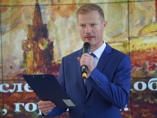 Выставка детских рисунков о войне и Победе открылась во Дворце пионеров. Фото: Никита Ланской / Научная Россия