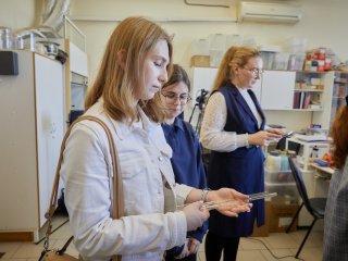ИИ в химии, новые материалы и «переключаемые» молекулы. Студенческий тур в ИОНХ РАН. Фото: Елена Либрик / «Научная Россия»