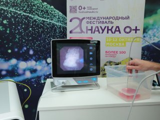 Ученые физического факультета МГУ показали свои разработки в преддверии фестиваля NAUKA 0+. Фото: Ольга Мерзлякова / «Научная Россия»