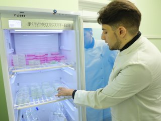 Лаборант лаборатории клеточной нейробиологии обучения Александр Алексеевич Повернов. Фото: Николай Малахин / «Научная Россия»