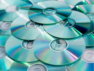 Одна из областей применения пластичных полупроводниковых стекол — производство лазерных дисков. Фото: cc0collection / фотобанк 123RF