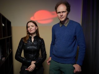 Корреспондент портала «Научная Россия» Янина Хужина и астрофизик Сергей Пилипенко. Фото: Елена Либрик / «Научная Россия»