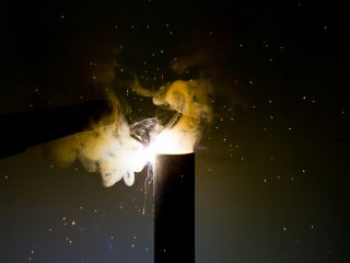 Искры и дым. Источник изображения: Magnific