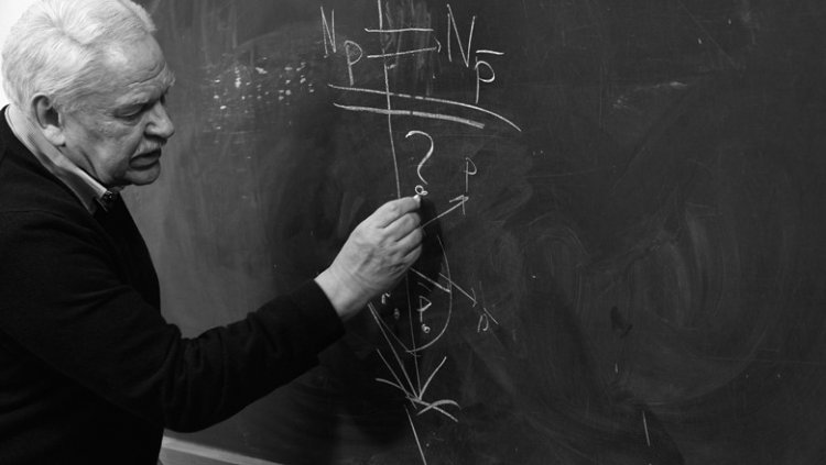 В сферу главных научных интересов Владимира Петрова входят квантовая хромодинамика, процессы с участием тяжелых кварков, эффекты квантовой гравитации, дифракционные процессы. Работа ученого тесно связана с экспериментами в SLAC (США), HERA (Германия), а в последнее время преимущественно с экспериментами на Большом адронном коллайдере CERN (Швейцария).