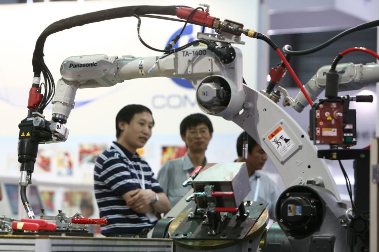 Китай заменит миллион рабочих роботами
