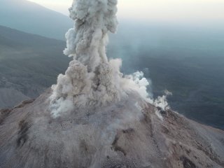 Беспилотники помогают изучить действующие вулканы с близкого расстояния