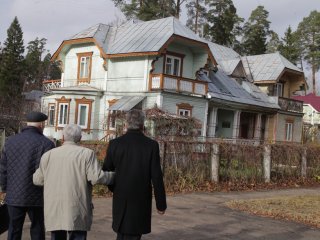 Юбиляр показывает гостям дом, в котором жил академик Андрей Сахаров