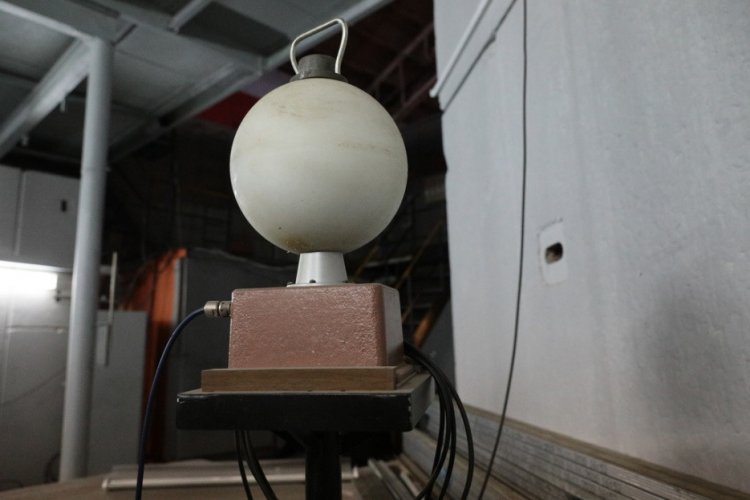 Датчик для регистрации нейтронов автоматической системы радиационного контроля в экспериментальном  зале ускорителя.